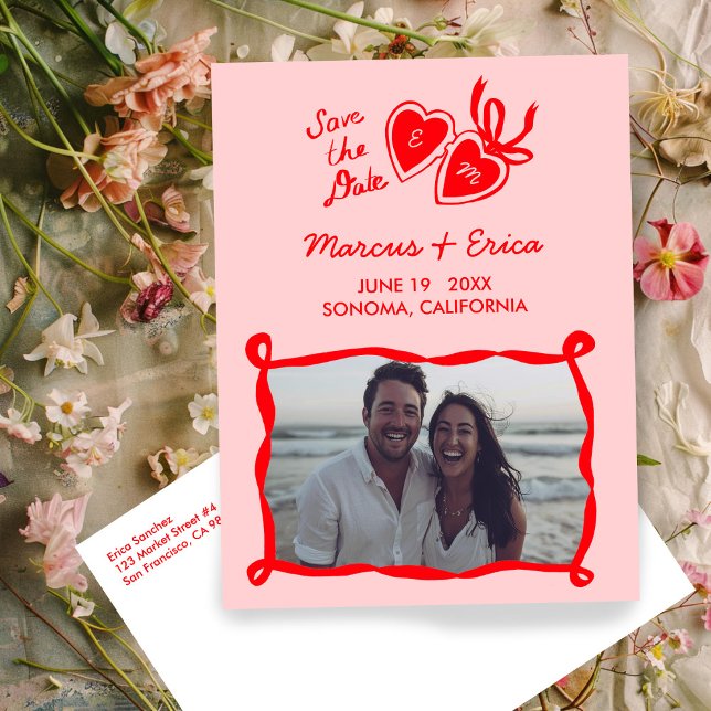 Carte Postale Cartouche de coeur Initiales photo personnalisées  (Heart Locket Custom Photo Initials Save the Date Postcard
Red Pink)
