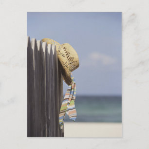 Carte Postale Casquette De Paille Accroché À La Clôture À La Pla