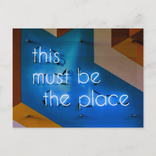 Carte Postale Ce doit être l'endroit NEON Sign Funny