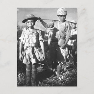 Carte Postale Ce soldat chinois, avec un lourd paquet_Image de g