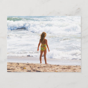 Carte Postale C'Est Un Grand Monde - Petite Fille À La Plage