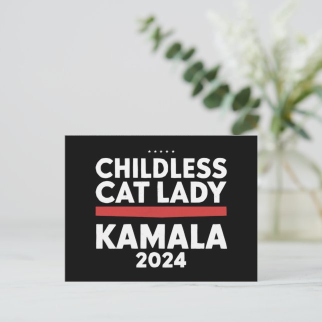 Carte Postale Cette dame au chat sans enfant vote Kamala 2024 (Debout devant)