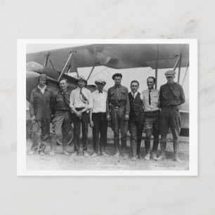 Carte Postale Charles Lindbergh avec 7 hommes, dont