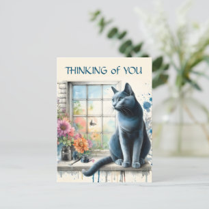 Carte Postale Chat bleu russe en fenêtre avec fleurs d'été