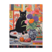 Chat noir sur la table avec livres fleurs fruits