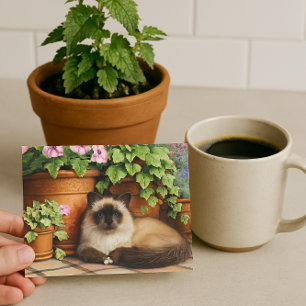 Carte Postale Chat siamois allongé près de fleurs Amateur de cha