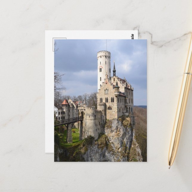 Carte Postale Château traditionnel à Cliff le jour nuageux (Devant/Arrière en situation)