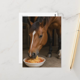 Carte Postale cheval bai mignon mangeant des spaghetti