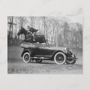 Carte Postale Cheval sautant par-dessus une automobile, 1923