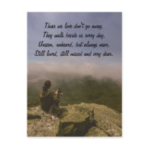 Chien et femme sur une falaise rocheuse