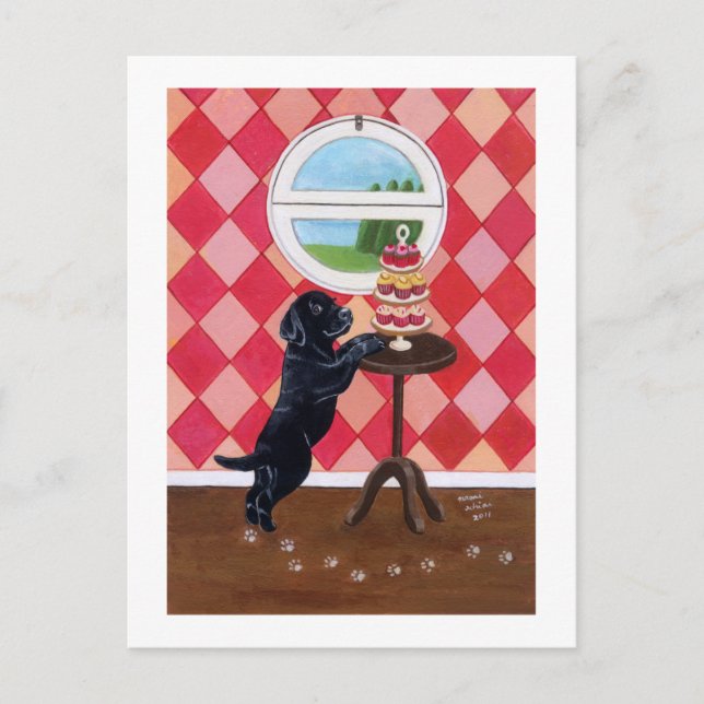 Carte Postale Chiot noir de laboratoire avec des cupcakes (Devant)