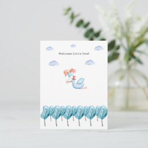 Carte Postale Cigogne mignonne volant au-dessus de la forêt Bien