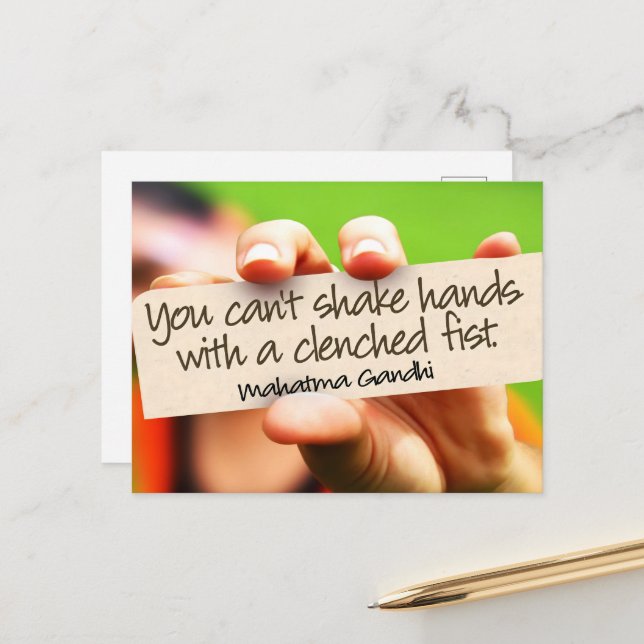Carte Postale Citation inspirée du Mahatma Gandhi "Serrez la mai (Devant/Arrière en situation)