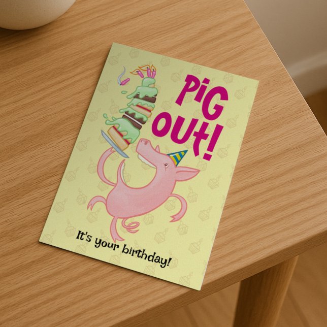 Carte Postale Cochon drôle mangeant un gâteau d'anniversaire Pig (Créateur téléchargé)