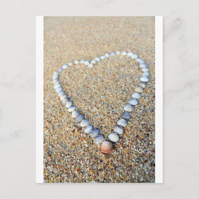 Carte Postale Coeur d'amour de coquillages sur la plage de sable (Devant)