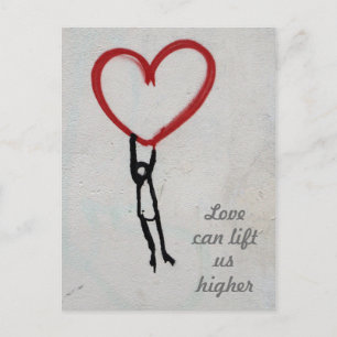 Carte Postale Coeur de graffiti rouge flottant avec figure en bâ