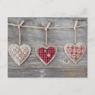 Carte Postale Coeurs sur une table en bois