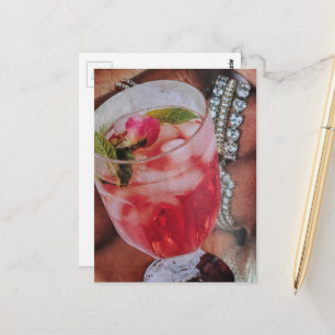 Carte Postale Collage mixte de boisson rose et de bijoux 