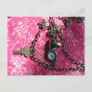 Carte Postale Collier Cœur, Montre, Clé sur Tissu Rose