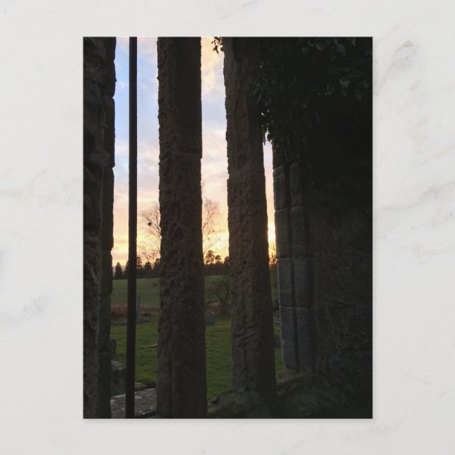 Carte Postale Coucher de soleil à travers les ruines d'une fenêt (Devant)