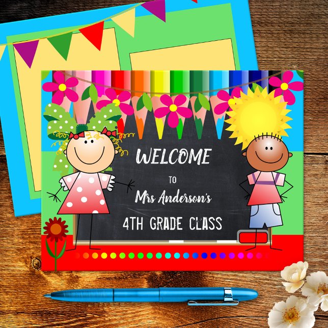 Carte postale couleur Retour à l'école tableau de  (A cheerful postcard featuring happy children on a chalkboard background with colored pencils)