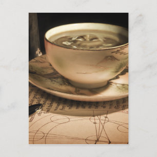 Carte Postale Coupe de café en vapeur sur soucoupe avec montre d