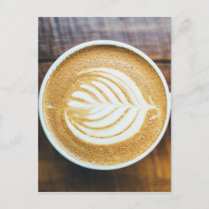 Carte Postale Coupe de latte de café avec mousse de forme feuill