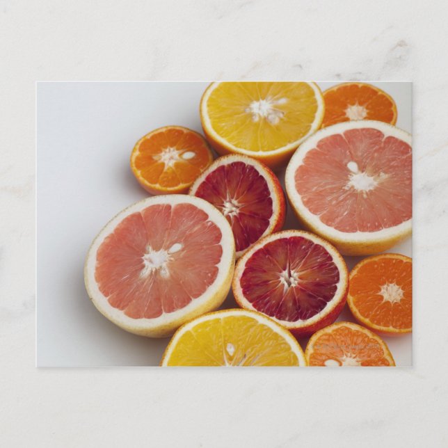 Carte Postale Couper les oranges sur la table (Devant)