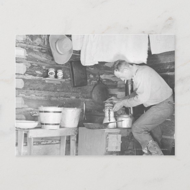 Carte Postale Cowboy à faire du café dans le bunkhouse (Devant)