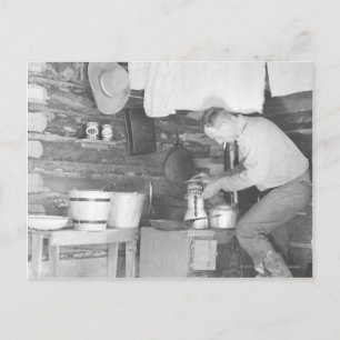 Carte Postale Cowboy à faire du café dans le bunkhouse