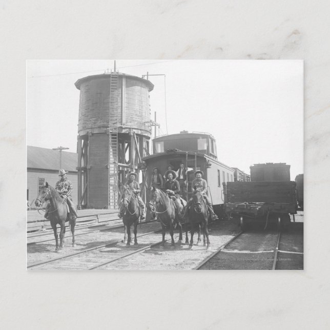 Carte Postale Cowboys à cheval posant devant un train (Devant)
