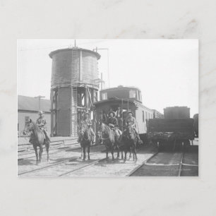 Carte Postale Cowboys à cheval posant devant un train