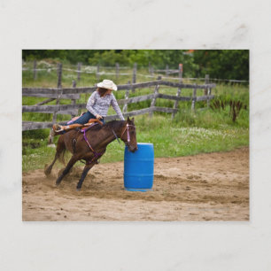 Carte Postale Cowgirl à cheval pratiquant la course de baril dan