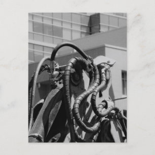 Carte Postale Créature Robotique Matériel Sombre Noir et Blanc
