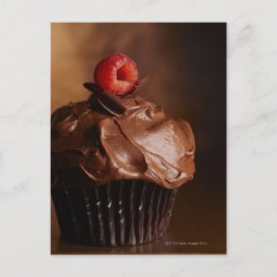 Carte Postale Cupcake au chocolat avec garniture de framboise