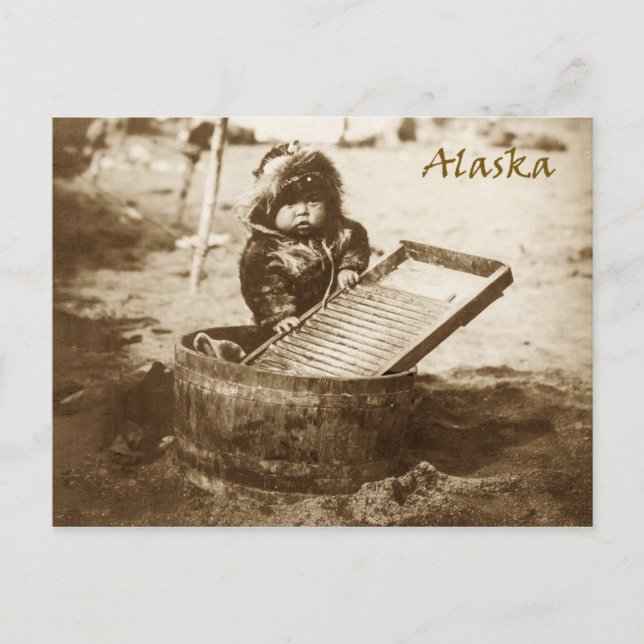 Carte Postale Curieux Eskimo enfant avec lavabo (Devant)