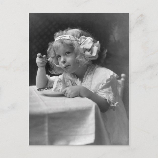 Carte Postale Cute Petite Fille Manger De La Crème De Glace (Devant)