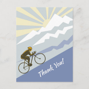 Carte Postale Cycliste faisant du vélo sur une route de montagne