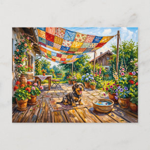 Carte Postale Dachshund assis sous un jardin coloré en patchwork