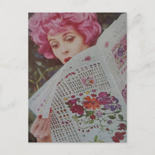 Carte Postale Dame aux cheveux rose des années 50