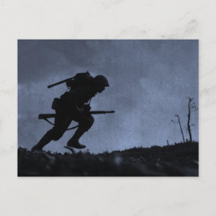Carte Postale Dans la nuit un soldat sur le champ de bataille
