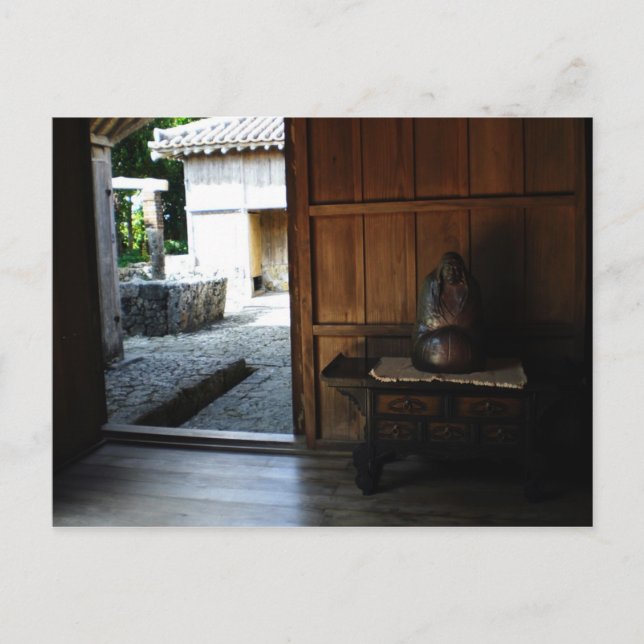 Carte Postale Dans une maison okinawaïenne (Devant)
