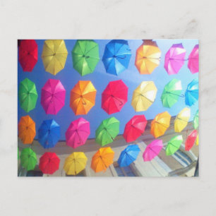 Carte Postale De Beaux Parapluies Colorés Accrochés Dans La Rue 