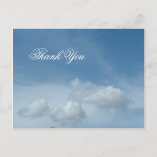 Carte postale de ciel bleu et de nuages blancs.