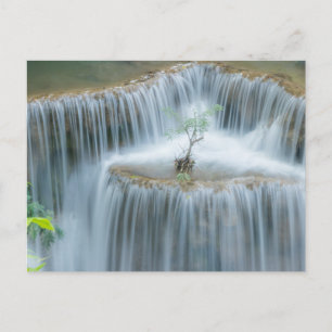 Carte postale de la cascade à étages sereine dans