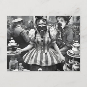 Carte postale de la femme au masque à gaz à la fêt