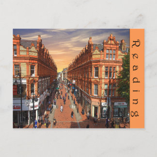 Carte postale de lecture - vue de rue de la Reine