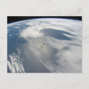 Carte Postale De minuscules satellites en orbite au-dessus d'une