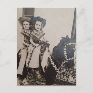 CARTE POSTALE DE PETITES FILLETTES COWGIRLS SUR UN