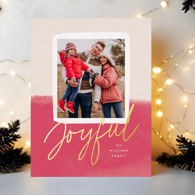 Carte Postale De Vacances En Aluminium Aquarelle moderne Joyeuse photo de Noël (modern Christmas photo card with real gold foil "joyful" script and pink watercolor background.)